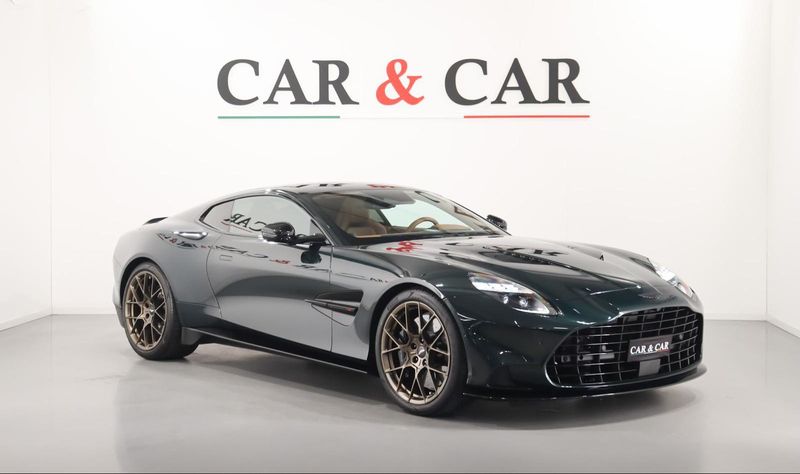 Aston Martin Vanquish verde scuro nello studio Car & Car