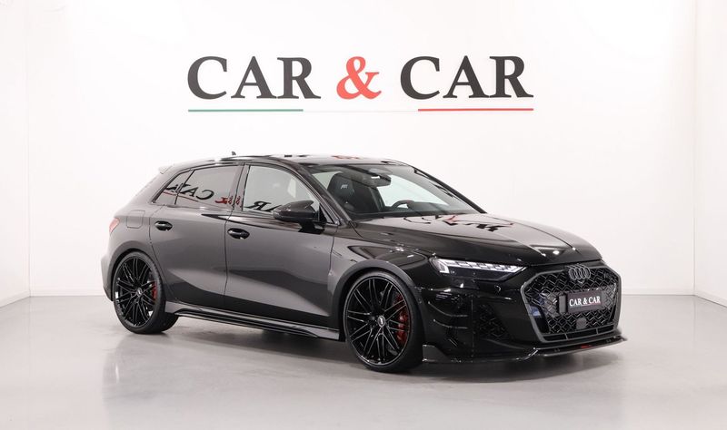 Audi RS 3 Sportback RS3-R ABT nera nello studio Car & Car