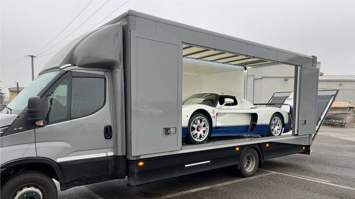 Il camion chiuso di Car & Car con una supercar bianca a bordo, pronta per la consegna