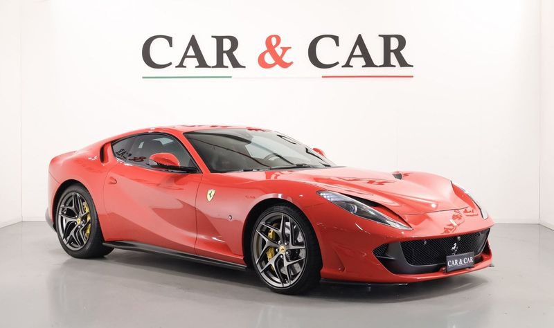 Ferrari 812 Superfast rossa nello studio Car & Car
