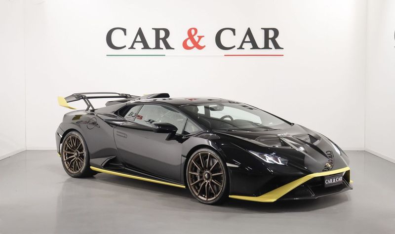 Lamborghini Huracán STO nera e oro nello studio Car & Car