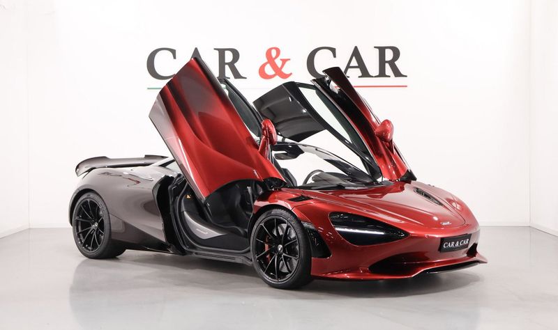 McLaren 750S con vernice speciale MSO e porte aperte nello studio Car & Car
