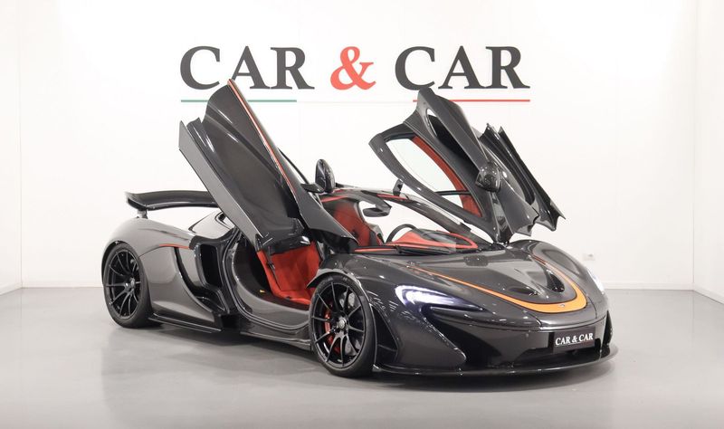 McLaren P1 MSO in carbonio con le porte aperte nello studio Car & Car