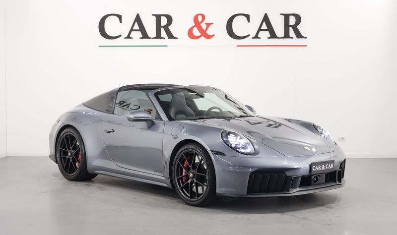 Porsche 911 Targa 4 GTS grigia nello studio Car & Car